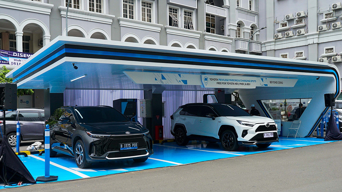 Parkir Gratis dan Isi Ulang Baterai Kendaraan Listrik di Mall of Indonesia, Dilengkapi Toyota Waste Station